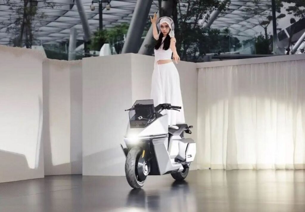 OMO X: Xe máy điện tự cân bằng đầu tiên sản xuất hàng loạt