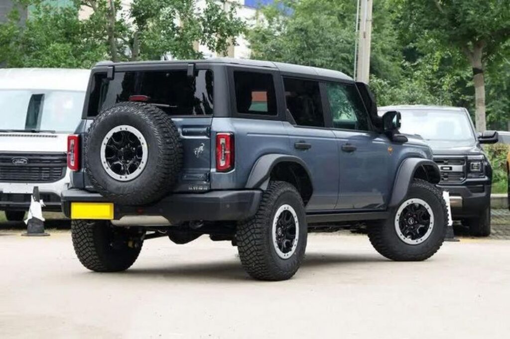 Ford Bronco Amazon ra mắt, lội nước 925mm giá 1,6 tỷ