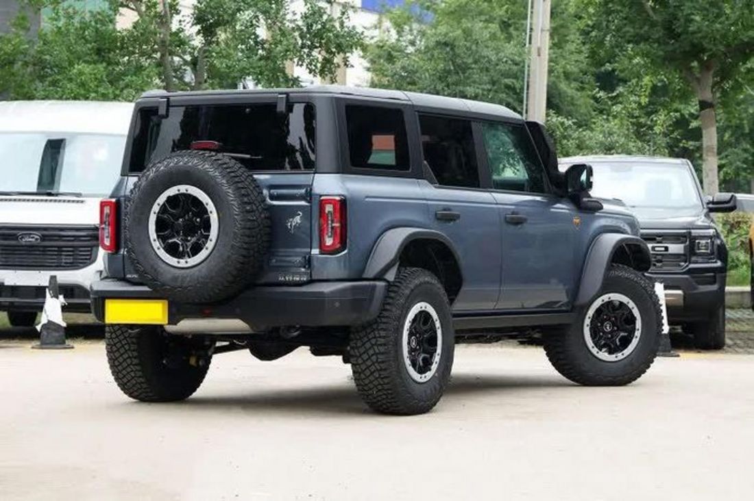 Ford Bronco Amazon ra mắt, lội nước 925mm giá 1,6 tỷ