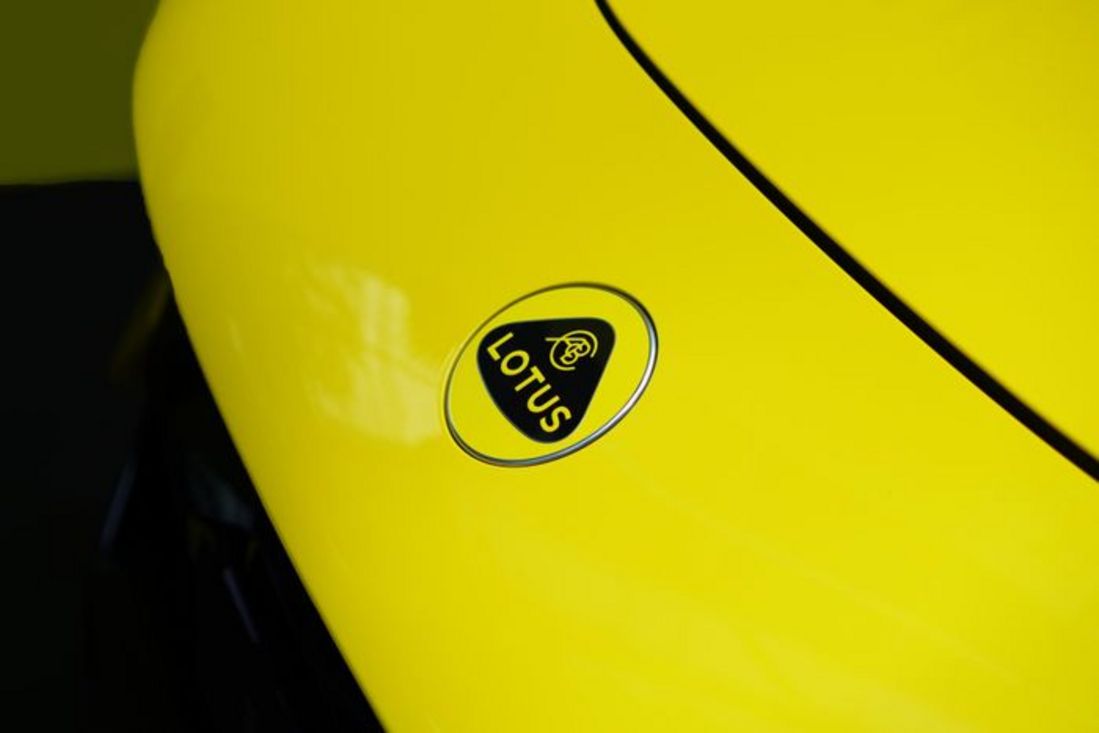Khám phá SUV điện Lotus Eletre giá từ 4,4 tỷ tại Việt Nam