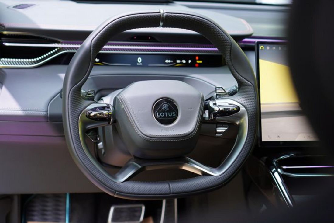 Khám phá SUV điện Lotus Eletre giá từ 4,4 tỷ tại Việt Nam