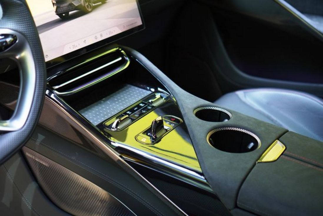 Khám phá SUV điện Lotus Eletre giá từ 4,4 tỷ tại Việt Nam