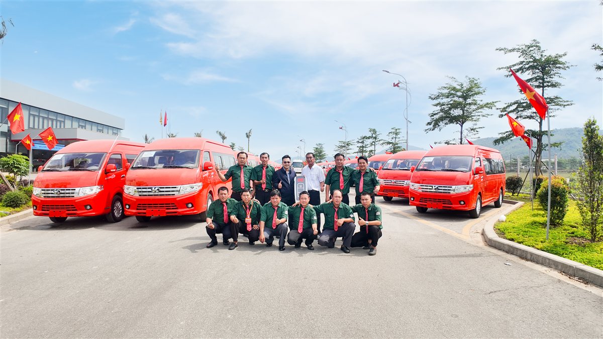 Lễ bàn giao 100 xe Kim Long X9 cho đối tác vận tải