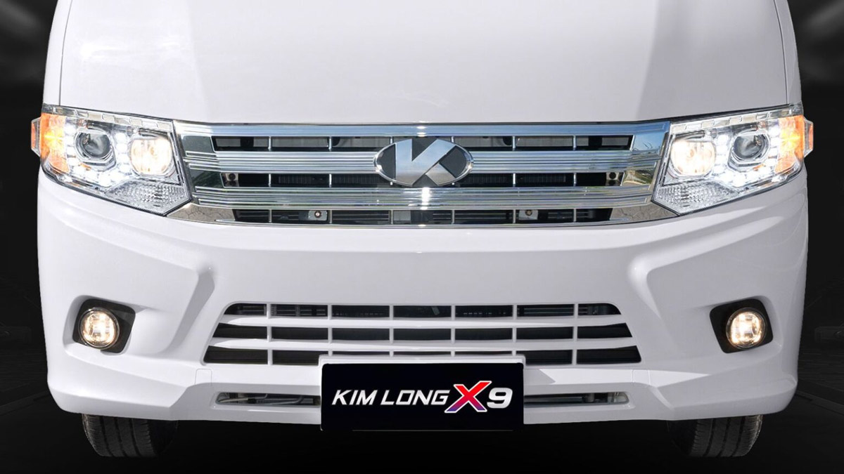 Đầu xe Kim Long X9 với cụm LED Daylight và lưới tản nhiệt mạnh mẽ