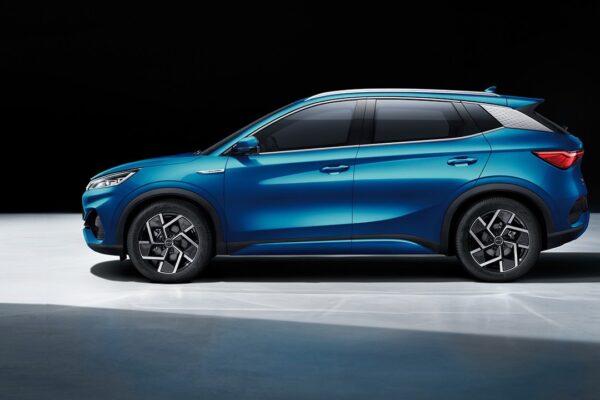 BYD Atto 3 màu xanh nhìn từ bên hông