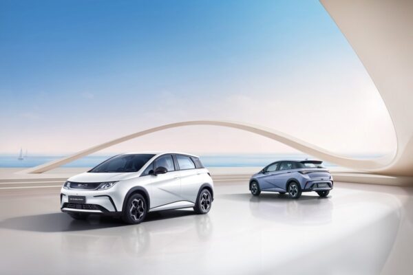 BYD Dolphin trên đường phố ven biển