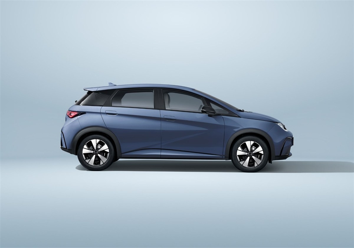 Thân xe BYD Dolphin nhìn từ bên hông