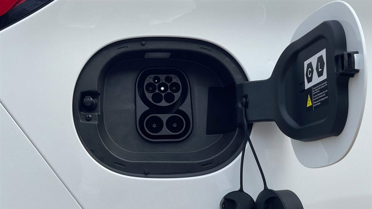 Cổng sạc điện trên BYD M6
