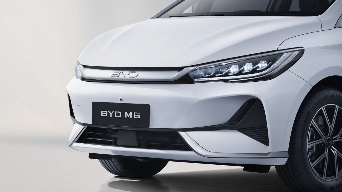 Cụm đèn pha và mặt ca-lăng trên BYD M6