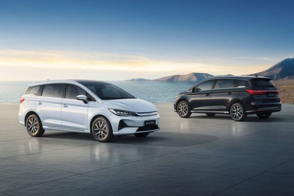 BYD M6 hai màu trắng và đen đỗ cạnh nhau