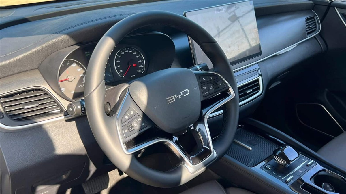 Vô-lăng và cụm màn hình trên BYD M6