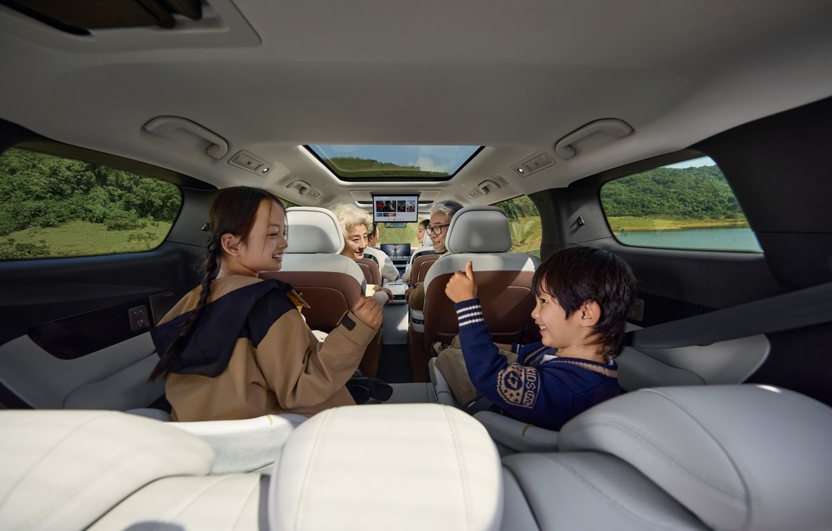 Không gian ba hàng ghế trên BYD M9