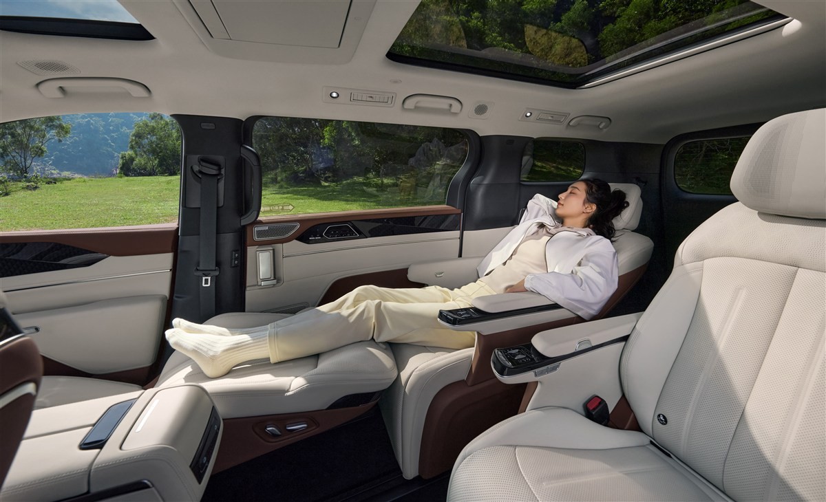 Cặp ghế thương gia độc lập ở hàng thứ hai trên BYD M9