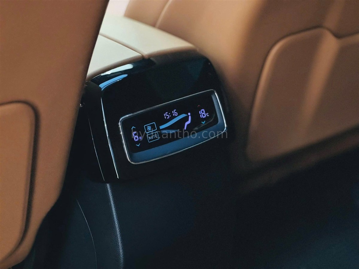 Bảng điều khiển điều hòa hàng ghế sau trên BYD Sealion 8