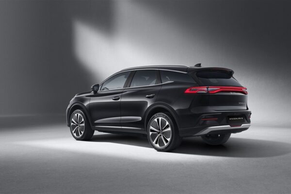 BYD Sealion 8 nhìn từ phía sau