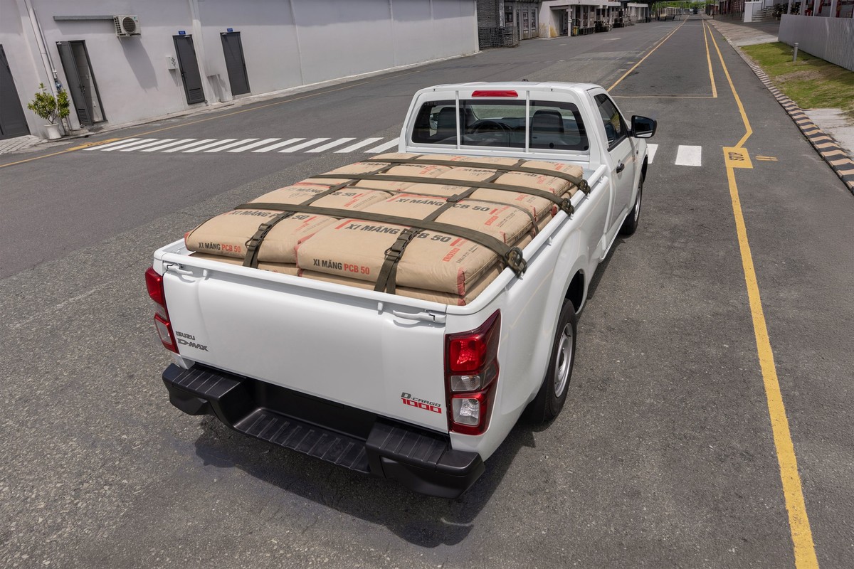 Isuzu D-Max D-Cargo 1000 chở hàng minh họa tải trọng 1.095 kg
