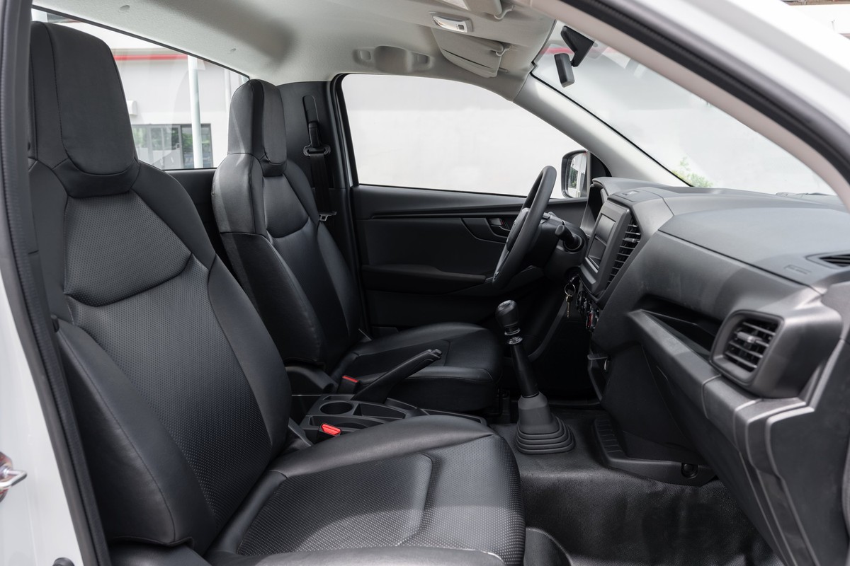 Ghế ngồi bọc vinyl bền bỉ trên Isuzu D-Max D-Cargo 1000