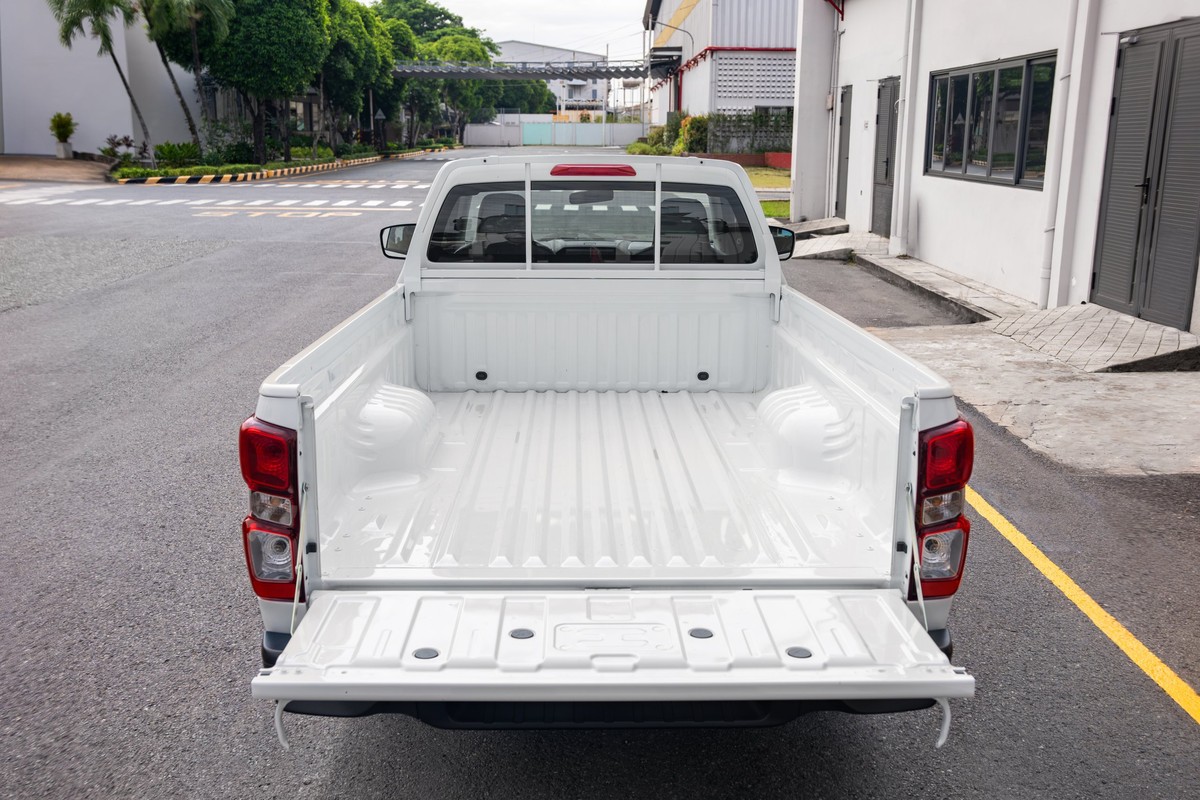 Thùng hàng dài 2,33 m của Isuzu D-Max D-Cargo 1000 với 12 móc chằng hàng