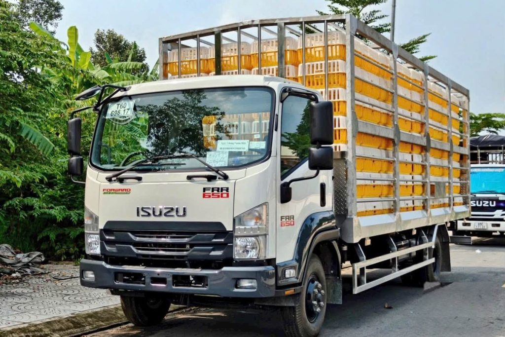Isuzu FRR 650 thùng chở gia cầm full inox 304 nhìn chéo phía trước