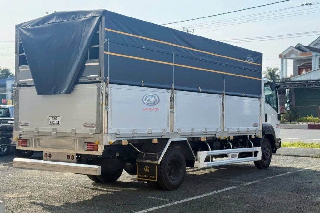 Isuzu FRR650 thùng mui bạt khung inox nhìn góc sau bên hông