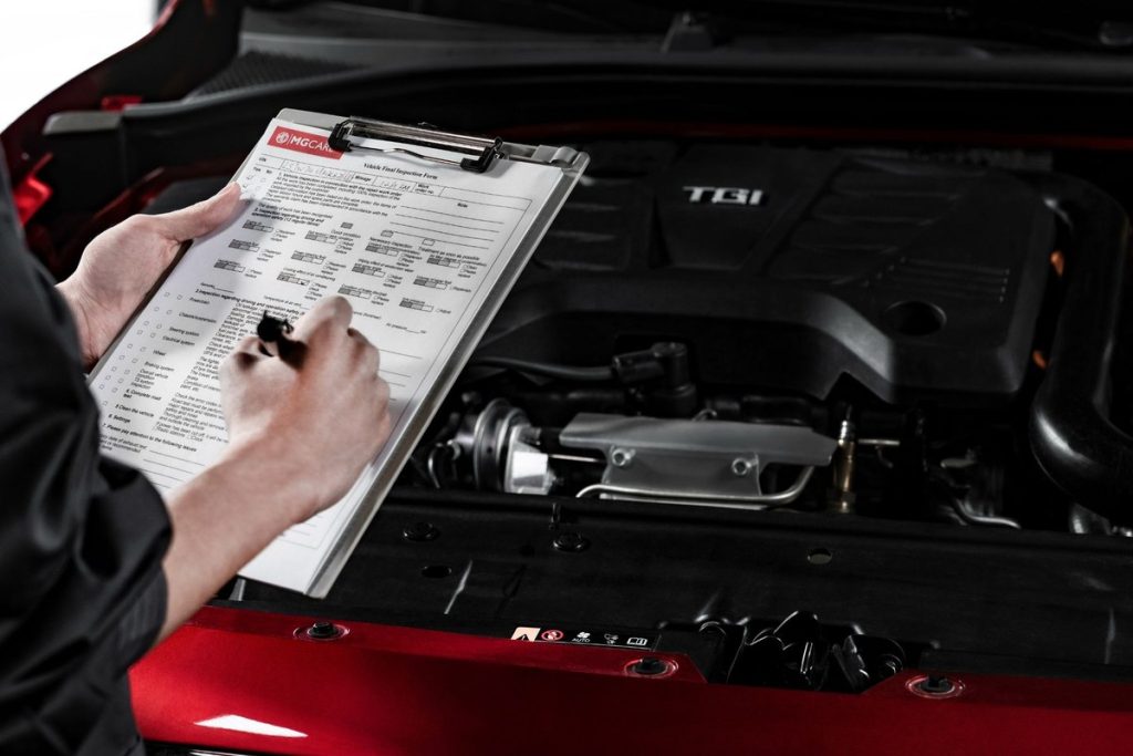 Kỹ thuật viên kiểm tra khoang máy xe MG