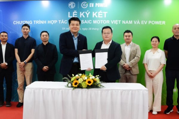 Lễ ký kết hợp tác giữa SAIC Motor Việt Nam và EV Power phát triển trạm sạc cho xe MG