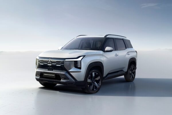 Đầu xe Mitsubishi Destinator với lưới tản nhiệt đặc trưng