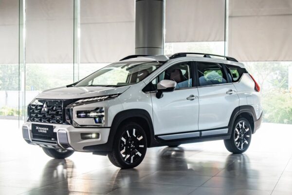 Mitsubishi Xpander Cross màu trắng tại showroom Kiên Giang