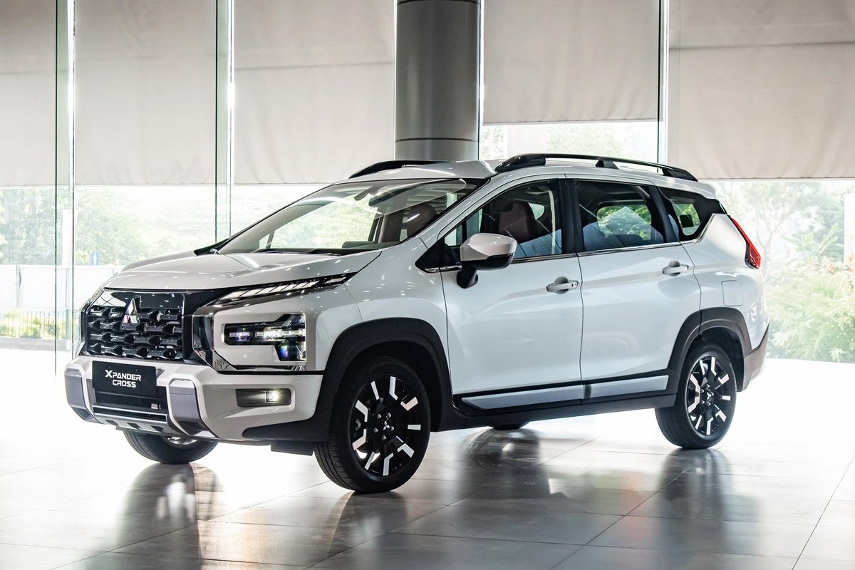 Mitsubishi Xpander Cross màu trắng tại showroom Kiên Giang