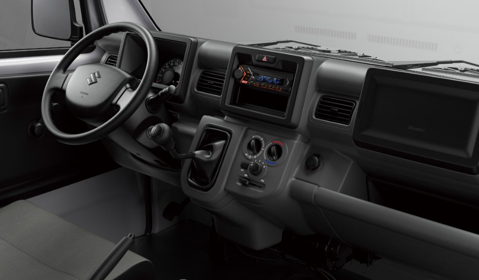 Khoang lái Suzuki Super Carry Pro với vô lăng và bảng điều khiển