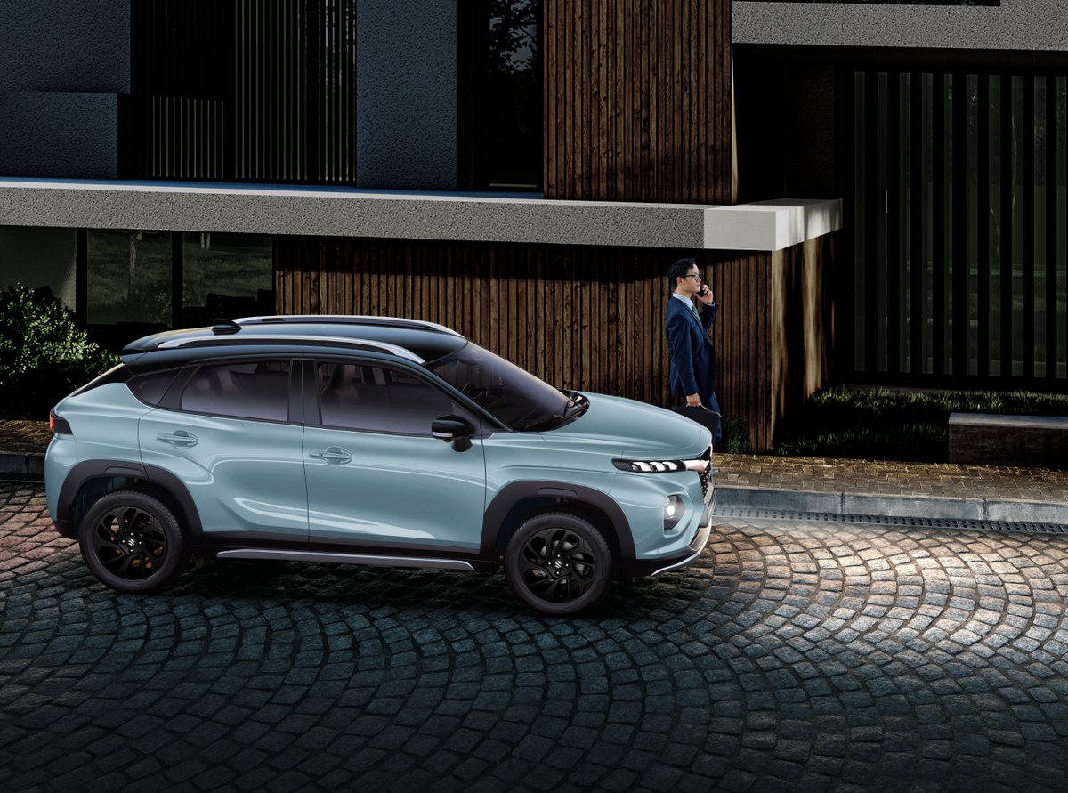 Suzuki Fronx đỗ trước nhà vào buổi tối