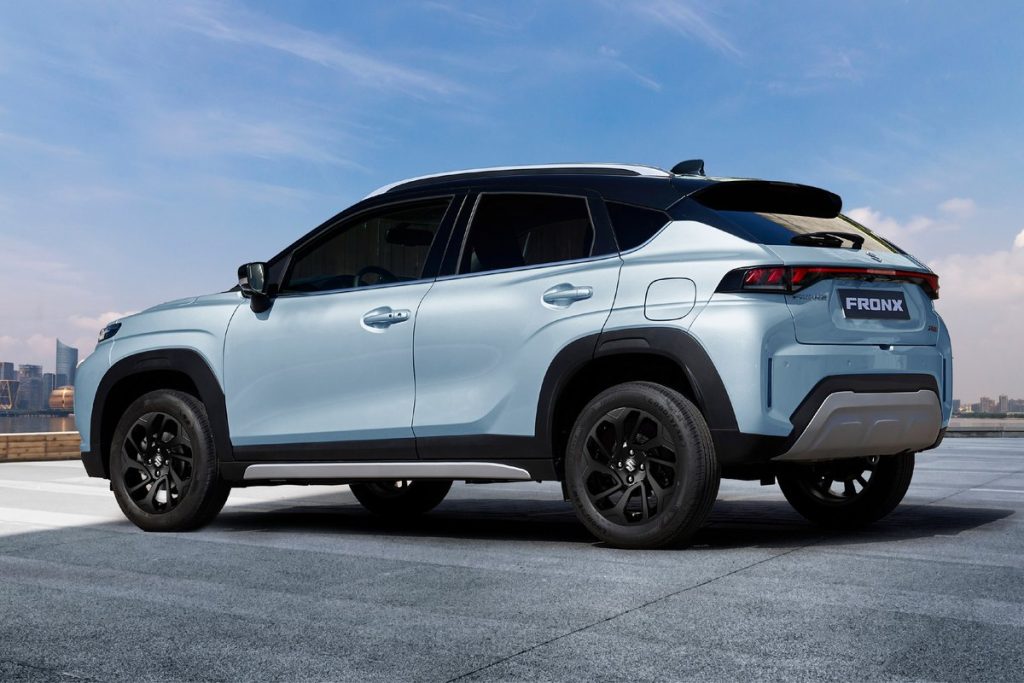 Suzuki Fronx nhìn từ góc sau bên trái, bên bờ sông thành phố