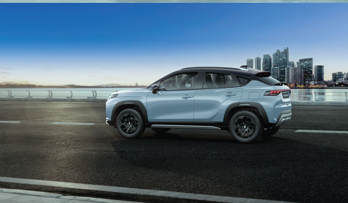 Suzuki Fronx nhìn ngang với phần mui đen vuốt dốc về sau