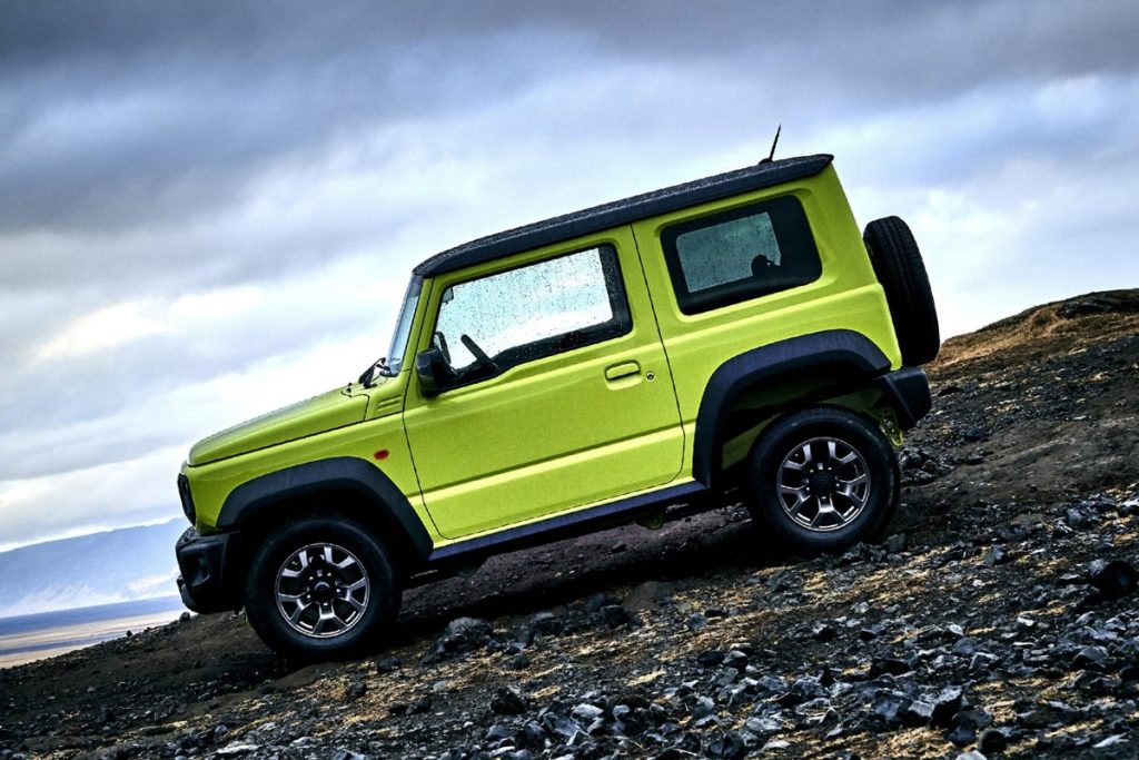 Suzuki Jimny màu vàng leo sườn đồi đá