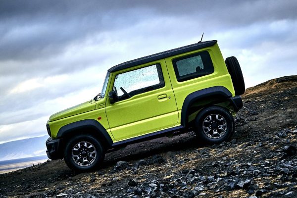 Suzuki Jimny màu vàng leo sườn đồi đá