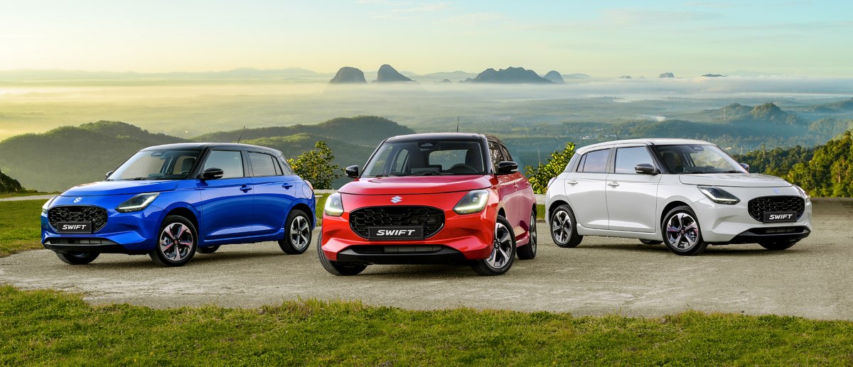 Ba xe Suzuki Swift màu xanh, đỏ và trắng