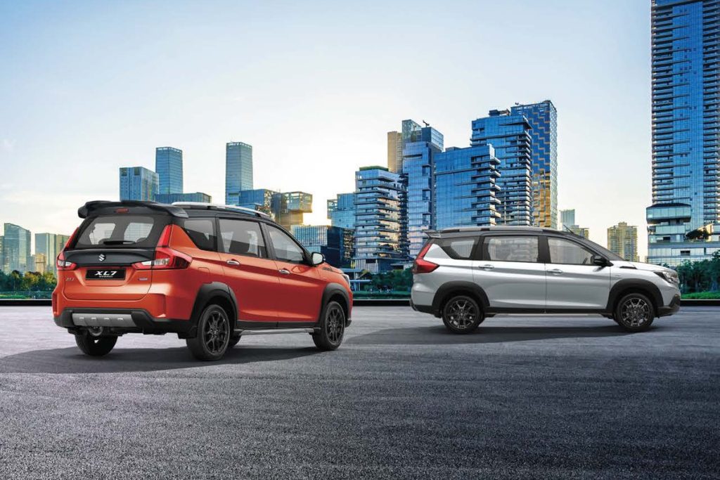 Suzuki XL7 Hybrid màu cam đen và trắng đen