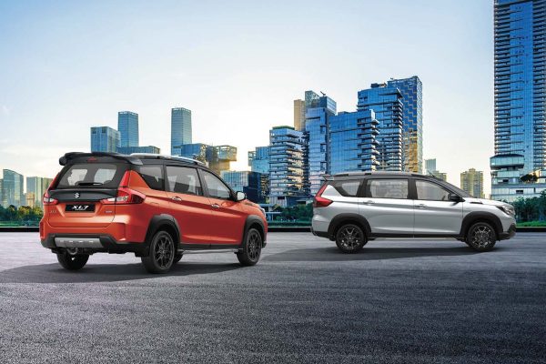 Suzuki XL7 Hybrid màu cam đen và trắng đen