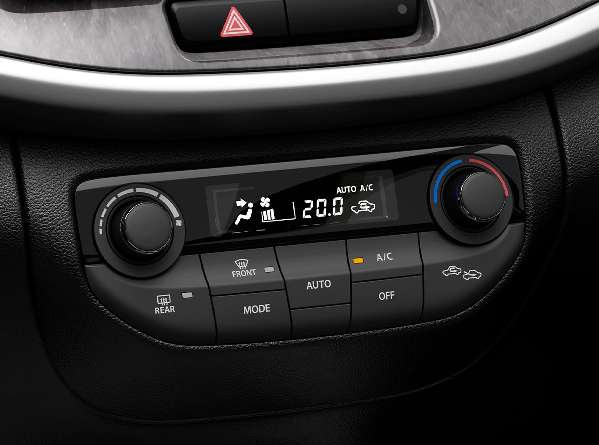 Cụm điều khiển điều hòa tự động trên Suzuki XL7 Hybrid