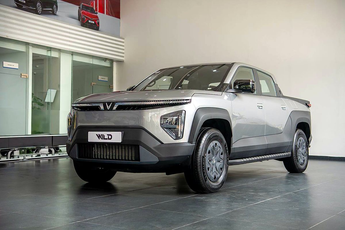 VinFast VF Wild màu bạc trưng bày tại showroom