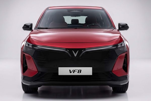 Mặt trước VinFast VF8 All New với dải đèn định vị cánh chim