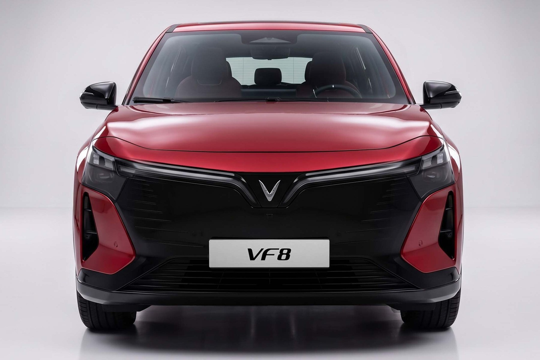 Mặt trước VinFast VF8 All New với dải đèn định vị cánh chim
