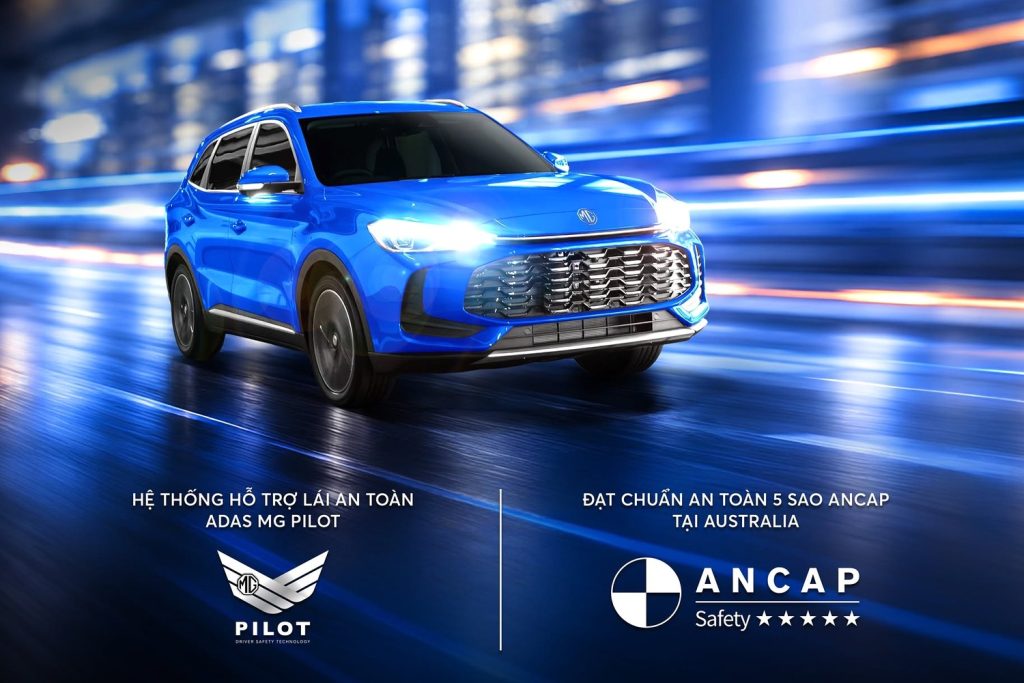 All-New ZS màu xanh dương chạy trên đường phố, poster giới thiệu hệ thống hỗ trợ lái ADAS MG Pilot và chuẩn an toàn 5 sao ANCAP