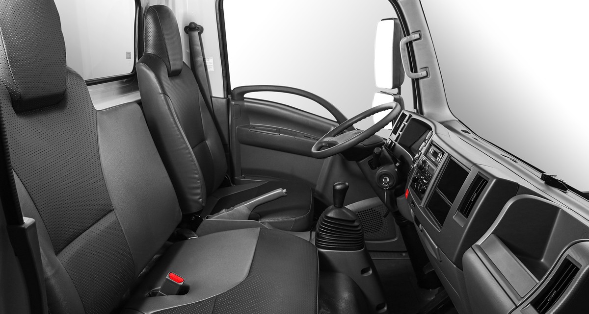 Khoang cabin xe tải Isuzu Q-Series nhìn từ ghế phụ