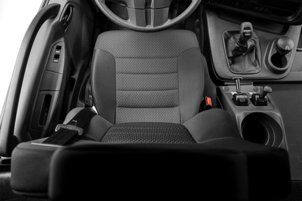 Ghế tài xế và cần số trong cabin Isuzu EXZ