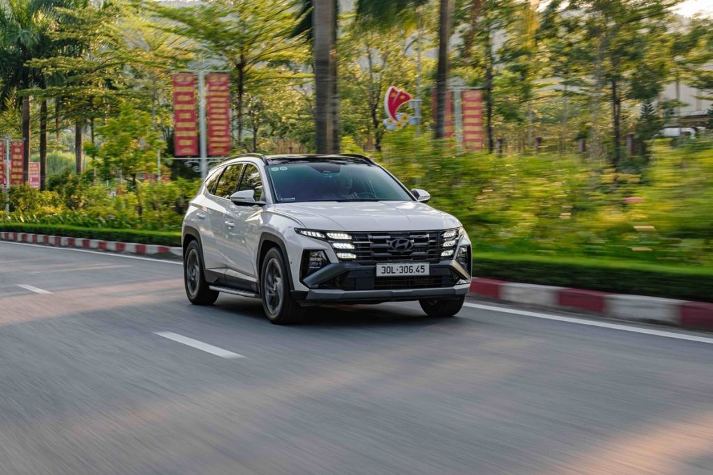 Hyundai Tucson màu trắng chạy trên đường phố