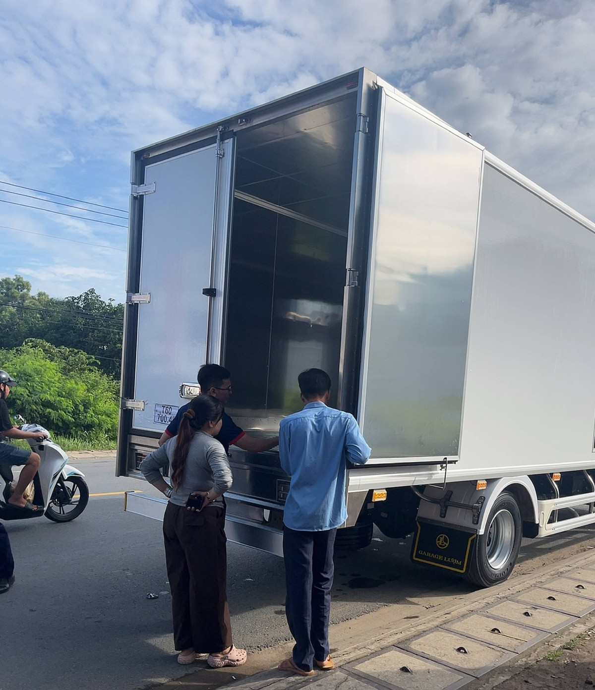 Khách hàng xem thùng xe tải Isuzu tại sự kiện