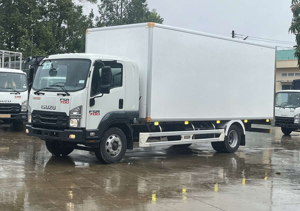 Isuzu FSR700 thùng kín trưng bày tại sự kiện