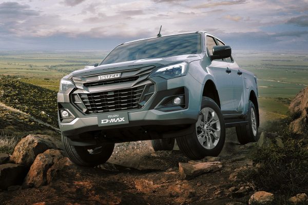 Isuzu D-Max Hi-Lander màu bạc trên địa hình đá