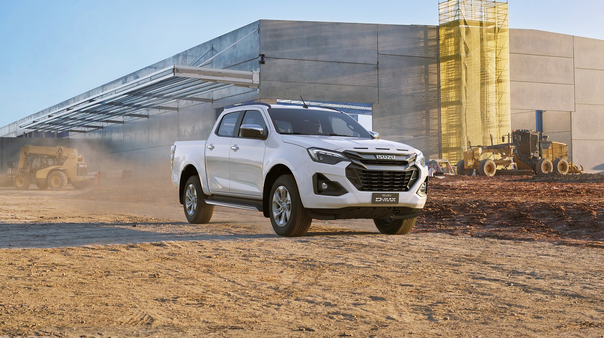Isuzu D-Max Prestige màu trắng di chuyển trên công trường